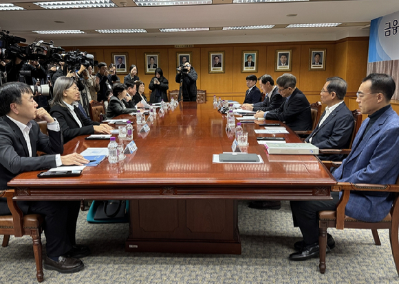 28일 오전 서울 여의도 금융감독원 제1회의실에서 열린 8대 금융지주 이사회의장 조찬 간담회에서 이찬진 금융감독원장이 논의하고 있다. [사진=임우섭 기자]