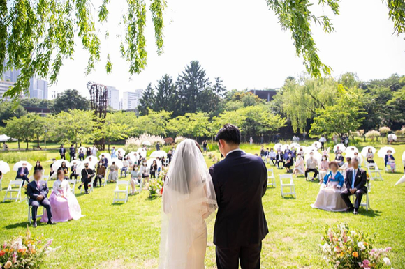 서울시가 내년 결혼을 앞둔 예비부부를 대상으로 내달 1일부터 7일간 2025년도 용산가족공원 '그린웨딩' 신청을 받는다. [사진=서울시]