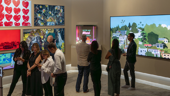 관람객이 삼성 마이크로 RGB에 전시된 린제이 애덤스(Lindsay Adams) 작가의 작품 'Fire This Time'을 감상하고 있다. [사진=삼성전자]