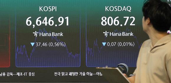 15일 오전 하나은행 딜링룸 [사진=연합뉴스]