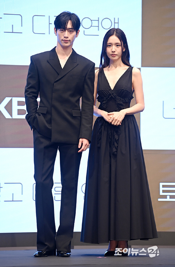 배우 서강준 안은진이 7일 오후 서울 구로구 신도림동 더 세인트에서 열린 KBS 2TV 토일 미니시리즈 '너 말고 다른 연애' 제작발표회에서 포토타임을 갖고 있다. [사진=곽영래 기자]