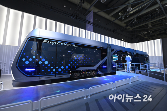 8일 경기도 고양시 킨텍스 제2전시장에서 열린 '2021 수소모빌리티+쇼'의 현대자동차 부스에 '수소전기트램'이 전시되고 있다.