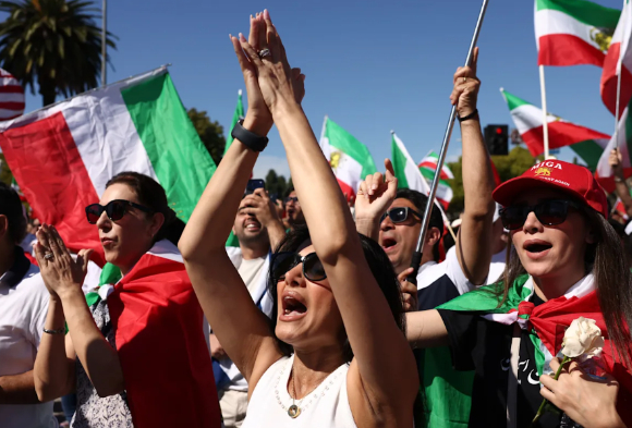 미국 내 이란계인들이 환호성을 내지르고 있다. [사진=CA post]