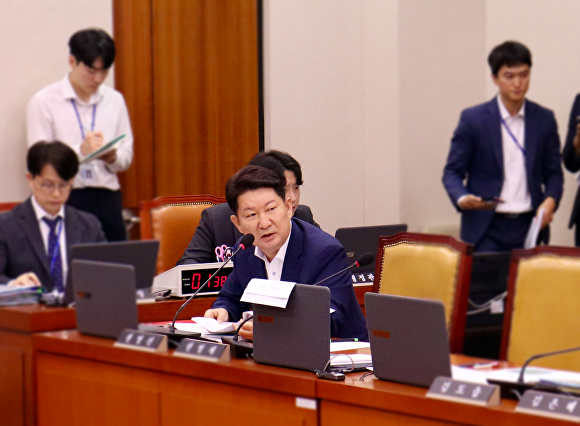 10일 권영진 의원이 박상우 국토교통부 장관에게 질의하고 있다. [사진=권영진 의원실]