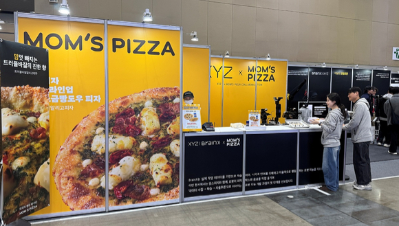 로보월드 2025에 마련된 맘스터치 X 엑스와이지 쇼룸. [사진=맘스터치]