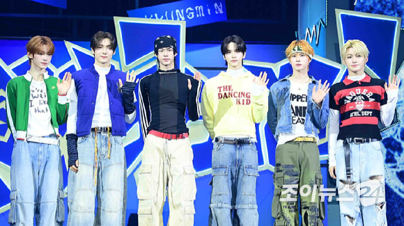 그룹 투어스(왼쪽부터 한진, 영재, 도훈, 신유, 경민, 지훈)이 13일 오후 서울 광진구 예스24라이브홀에서 열린 투어스(TWS) 네 번째 미니앨범 'play hard' 발매 쇼케이스에 참석하고 있다. [사진=정소희 기자]