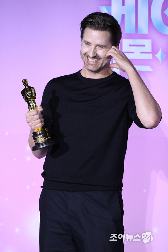 크리스 애플한스 감독이 1일 오후 서울 용산구 CGV 용산아이파크몰점에서 열린 넷플릭스 영화 '케이팝 데몬 헌터스' 제98회 아카데미 수상 기념 기자간담회에 참석해 포즈를 취하고 있다. [사진=문수지 기자]