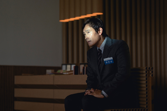 배우 이병헌이 영화 '어쩔수가없다'에서 열연하고 있다. [사진=CJ ENM]