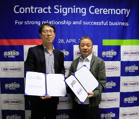권성균(왼쪽) 팔도 대표이사, 조에디안토 소조노페트로(Joedianto Soejonopoetro) 인도마르코 대표이사가 지난 28일 인도마르코 본사에서 업무협약을 체결했다. [사진=팔도]