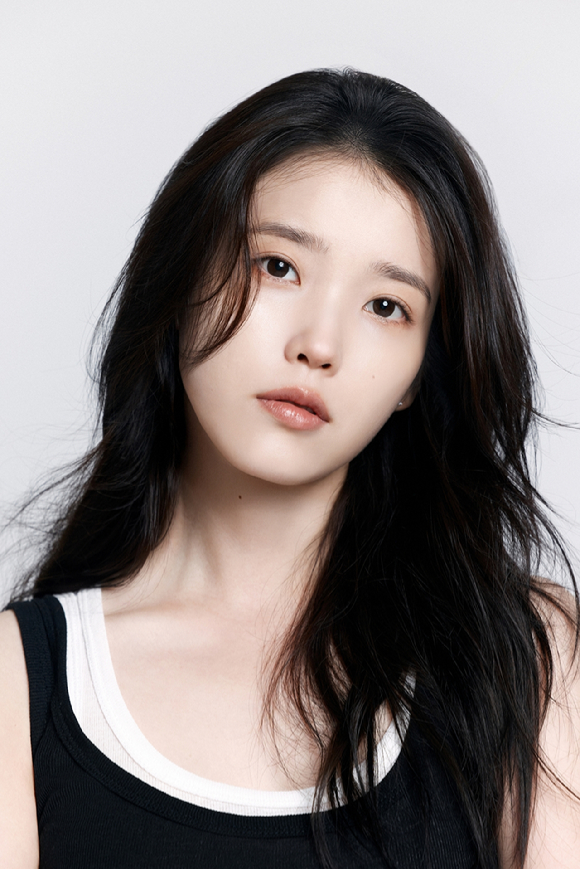 아이유 프로필 사진 [사진=이담엔터테인먼트]