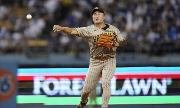 MLB 샌디에이고에서 뛰고 있는 김하성이 11일(한국시간) 열린 LA 다저스와 원정 경기 4회말 대수비로 교체 출전했다. 그는 이날 타석에서는 2타수 1안타를 기록했다. [사진=뉴시스]