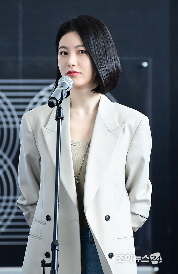 배우 신예은이 18일 부산광역시 해운대구 우동 영화의 전당에서 열린 제30회 부산국제영화제(BIFF) 디즈니+ 시리즈 '탁류' 야외무대인사 행사에 참석하고 있다. [사진=정소희 기자]