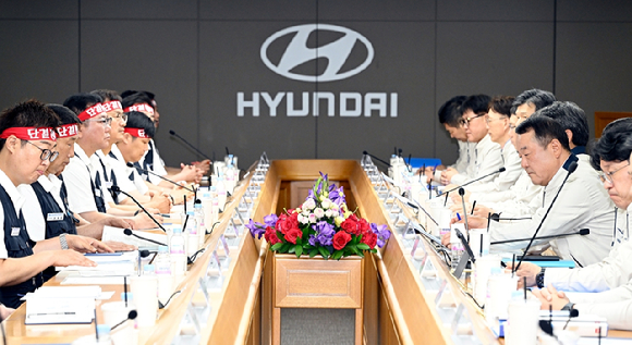 현대자동차 노사 대표가 18일 울산공장에서 올해 임금 및 단체협약 상견례를 진행하고 있다. [사진=연합뉴스]