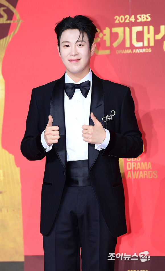 '굿파트너' 배우 표지훈(피오)이 21일 오후 서울 마포구 상암동 SBS프리즘타워에서 열린 '2024 SBS 연기대상' 시상식 레드카펫 행사에 참석하고 있다. [사진=정소희 기자]