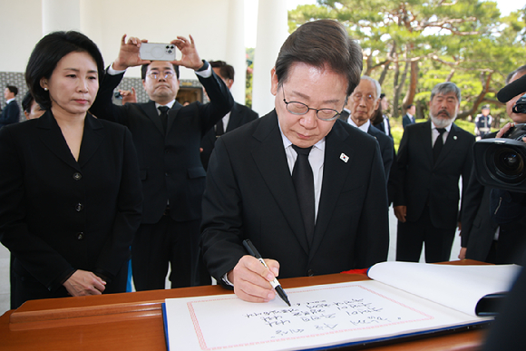 이재명 대통령과 김혜경 여사가 4일 서울 동작구 국립서울현충원에서 더불어민주당 선대위 지도부와 함께 현충탑 참배 뒤 이동하고 있다. [사진=연합뉴스/대통령실통신사진기자단]