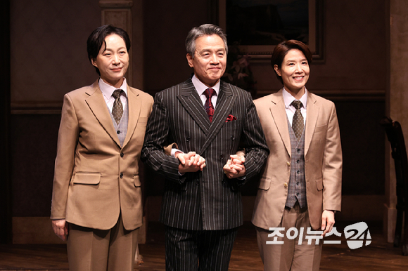 배우 우현주, 박지일, 양소민이 19일 오후 서울 종로구 동숭동 대학로티오엠에서 진행된 연극 '오펀스' 프레스콜에 참석해 포즈를 취하고 있다. [사진=문수지 기자]