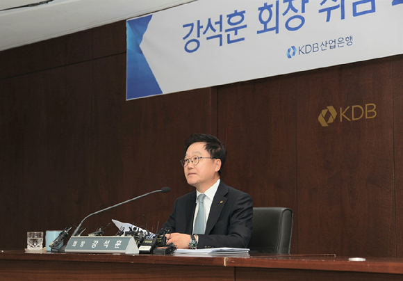 강석훈 산업은행 회장이 11일 열린 취임 2주년 기자간담회에서 발언하고 있다. [사진=산업은행]