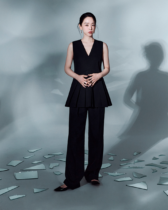 배우 신혜선이 넷플릭스 시리즈 '레이디 두아' 인터뷰에 앞서 포즈를 취하고 있다. [사진=넷플릭스]