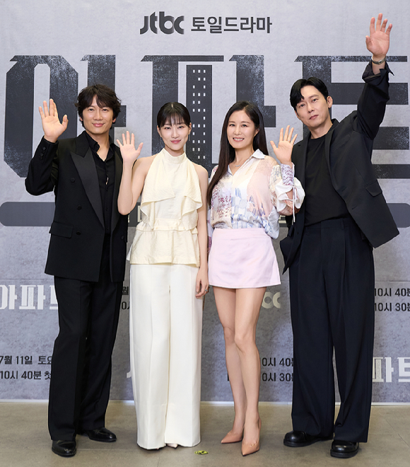 배우 지성-하윤경-문소리-박병은이 10일 온라인으로 진행된 JTBC 새 토일드라마 '아파트' 제작발표회에 참석하고 있다. [사진=JTBC]