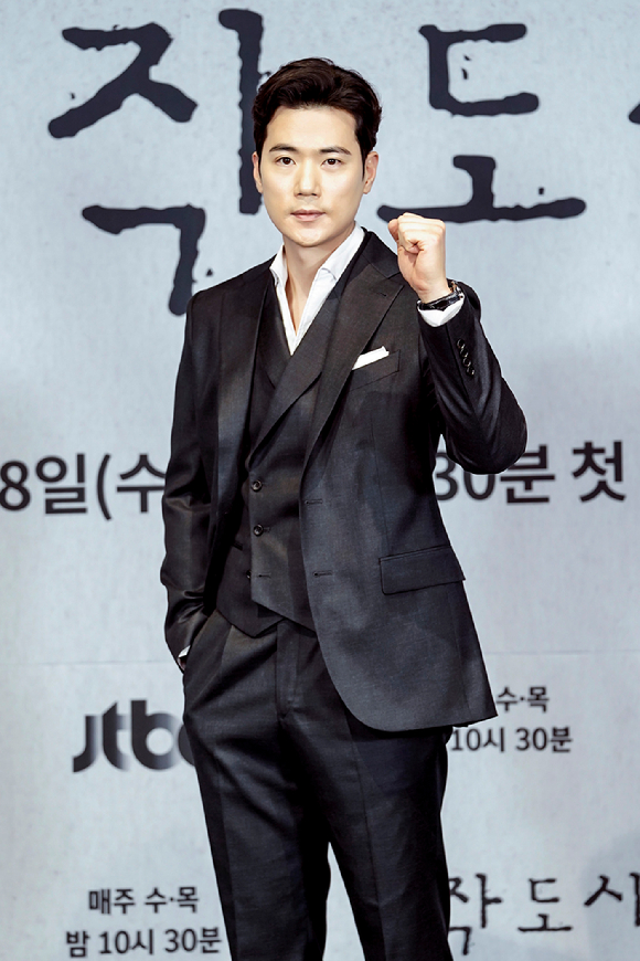 배우 김강우가 8일 온라인으로 진행된 JTBC 새 수목드라마 '공작도시' 제작발표회에 참석해 포즈를 취하고 있다. [사진=JTBC]