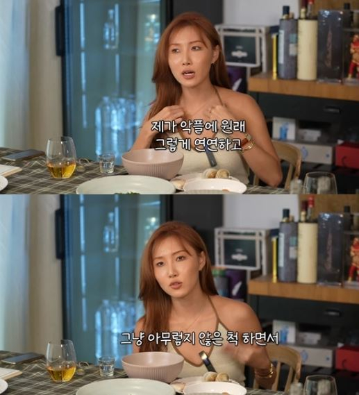 그룹 마마무 화사가 11일 오후 서울 광진구 예스24라이브홀에서 진행된 마마무(MAMAMOO) 열두 번째 미니앨범 '마이크 온(MIC ON)' 쇼케이스에서 포즈를 취하고 있다. [사진=정소희 기자]