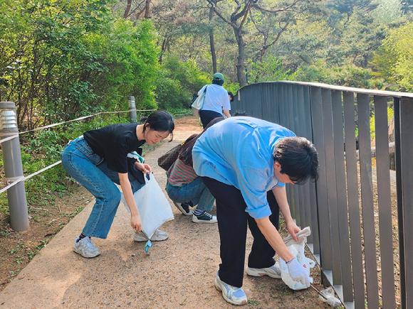 LX인터내셔널 사내봉사단 렉스트(LEXT) 회원들이 19일 서울 인왕산 일대 환경 정화를 위한 플로깅 활동을 하고 있다. [사진=LX인터내셔널]