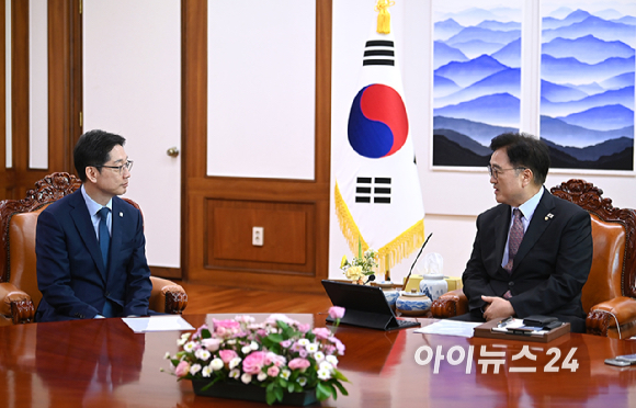 우원식 국회의장이 10일 오전 서울 여의도 국회에서 김경수 지방시대위원장을 접견하며 대화를 하고 있다. [사진=곽영래 기자]