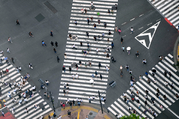 일본 도쿄에서 시민들이 이동중이다. [사진=AP/뉴시스]