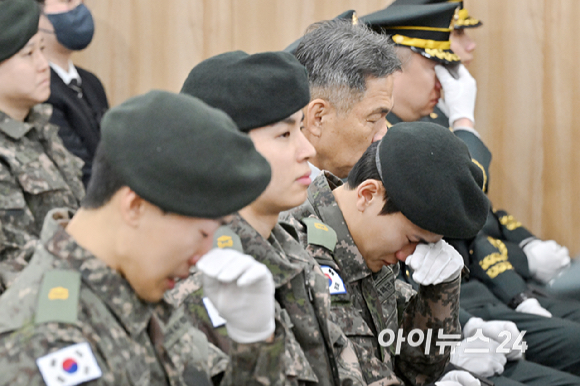 12일 오전 경기 성남시 분당구 국군수도병원 장례식장에서 코브라 헬기 추락으로 순직한 故 장희성‧정상근 준위 영결식이 엄수되고 있다. [사진=사진공동취재단]
