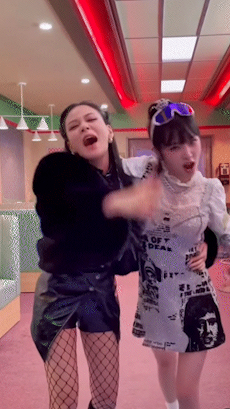최예나와 비비의 'SMILEY' 챌린지 영상이 화제를 모으고 있다. [사진=최예나 인스타그램]