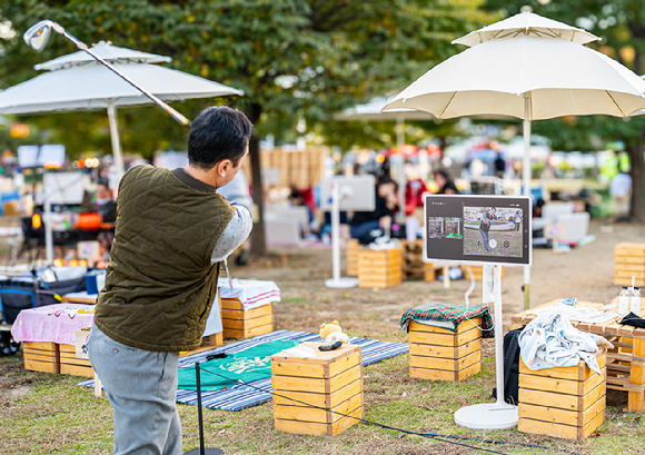 LG전자가 이동식 스크린의 대명사 스탠바이미 2의 다양한 활용성을 알리기 위한 '스탠바이미 러버 챌린지'를 개최했다. 대상을 수상한 송병준 씨(사진 왼쪽 첫번째)는 자녀들과 준비한 소품으로 스탠바이미 2를 이용한 할로윈 파티룸을 꾸몄다. [사진=LG전자]