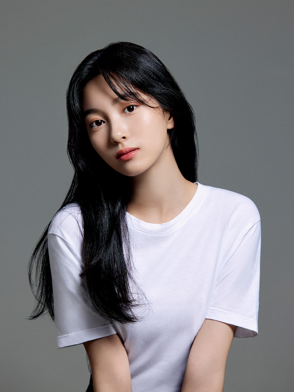 배우 갈소원이 프로필 촬영에서 포즈를 취하고 있다. [사진=YG엔터테인먼트]