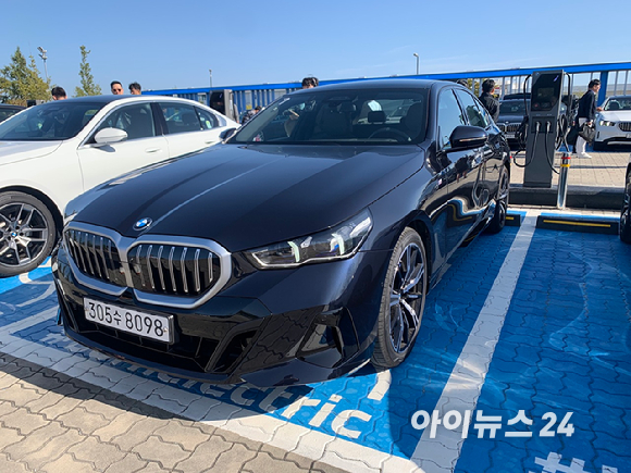 '더 뉴 BMW 530i x드라이브' 정측면. [사진=김종성 기자]