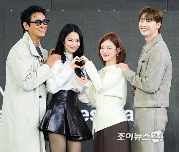 배우 주지훈-신민아-이세영-이종석이 10일 부산 해운대구 영화의전당에서 열린 제31회 부산국제영화제 '재혼 황후' 야외 무대인사에 참석하고 있다. [사진=정소희 기자]