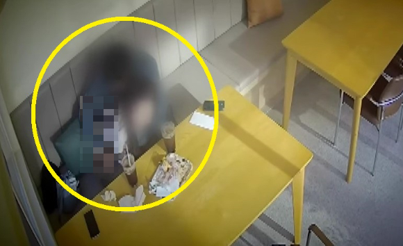 대낮의 카페에서 음란행위를 한 커플 손님이 CCTV에 포착됐다. [사진=JTBC '사건반장']