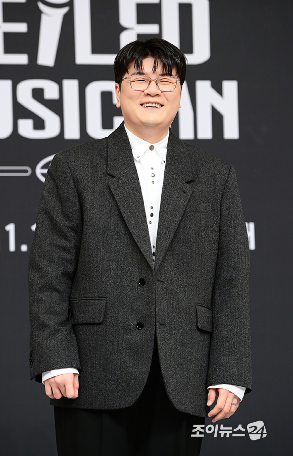 가수 신용재가 12일 오후 서울 양천구 목동 SBS사옥에서 열린 SBS 스튜디오 프리즘 신규 예능 '베일드 뮤지션' 한국편 제작발표회에 참석하고 있다. [사진=정소희 기자]