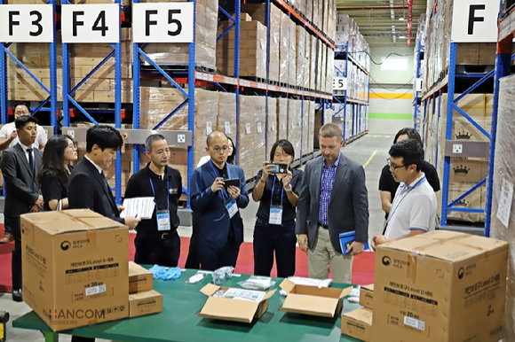 WHO 합동외부평가단과 질병관리청 관계자들이 지난 26일 경기도 용인시 한컴라이프케어 본사에 위치한 방역물자 비축센터를 방문해 방역물자 비축·관리 현황을 확인하고 있다. [사진=한컴라이프케어]