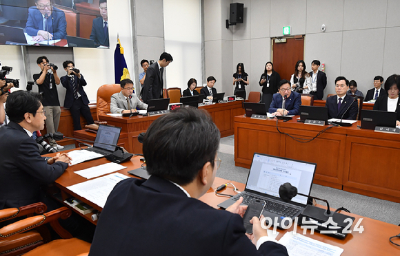 정점식 국민의힘 원내대표가 27일 서울 여의도 국회에서 열린 국회 운영위원회 전체회의에서 발언하고 있다. [사진=곽영래 기자]