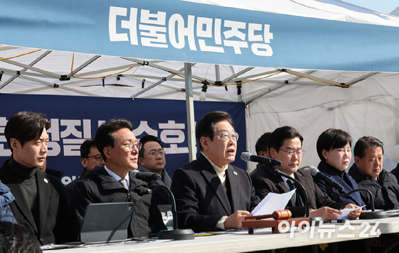 이재명 더불어민주당 대표가 19일 서울 종로구 경복궁역 부근 광화문 민주당 천막농성장에서 열린 현장 최고위원회의에서 모두 발언하고 있다. [사진=국회사진취재단]