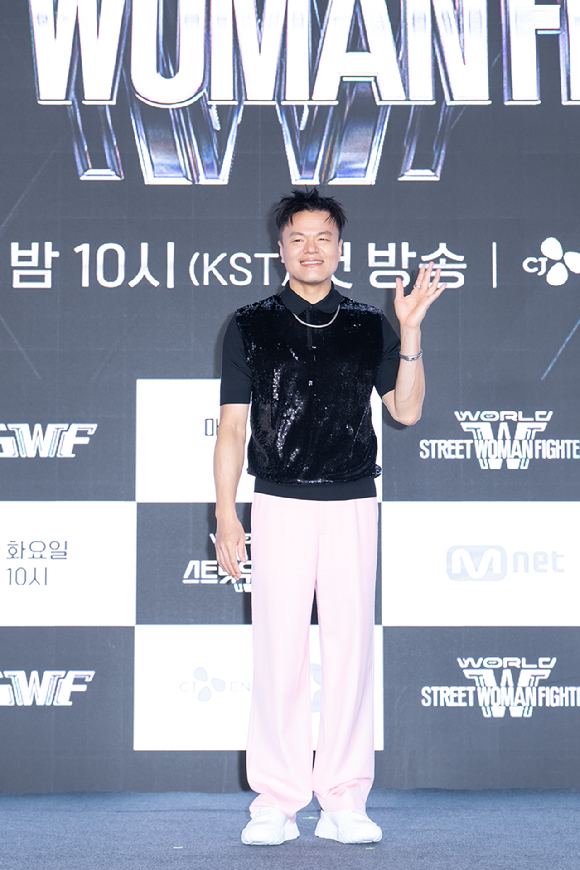 가수 박진영이 27일 서울 모처에서 열린 Mnet '월드 오브 스트릿 우먼 파이터' 제작발표회에서 포즈를 취하고 있다. [사진=Mnet]