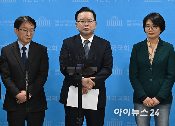 김부겸 전 국무총리가 30일 서울 여의도 국회 소통관에서 대구시장 출마를 선언하고 있다. [사진=곽영래 기자]