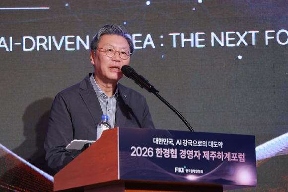 류진 한국경제인협회 회장이 15일 제주도 롯데호텔에서 열린 &lsquo;2026 한경협 경영자 제주하계포럼&rsquo;에서 인사말을 하고 있다. [사진=한경협]
