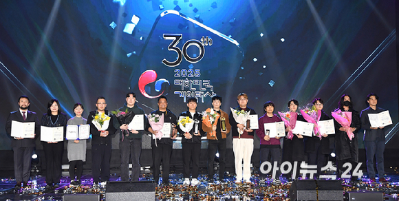 12일 오후 부산 해운대구 벡스코에서 열린 '2025 대한민국 게임대상'에서 수상자들이 기념촬영을 하고 있다. [사진=곽영래 기자]