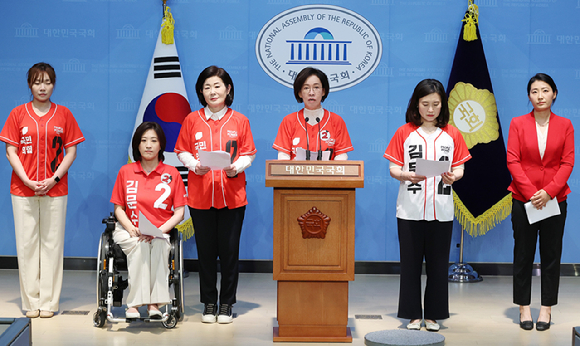 김문수 국민의힘 대선 후보가 3일 경기 고양시 킨텍스에서 열린 국민의힘 전당대회에서 배우자인 설난영 여사를 소개하고 있다. [사진=연합뉴스]