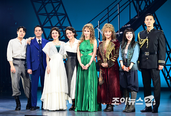 26일 오후 서울 삼성동 코엑스아티움에서 진행된 뮤지컬 '렘피카' 프레스콜에서 배우 김선영, 박혜나, 린아, 손승연, 김우형, 김민철, 조형균, 김혜미 등이 포토타임을 갖고 있다. [사진=정소희 기자]