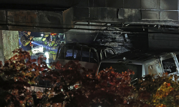 지난달 17일 오후 9시 10분께 경기도 광명시 소하동의 한 아파트 주차장에서 불이 나 소방대원들이 진화 작업을 하고 있다. [사진=독자 제공, 연합뉴스]