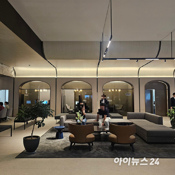 오티에르 포레 공사 현장에서 길 건너 '아크로서울포레스트'가 보인다.2025.07.04 [사진=이효정 기자 ]