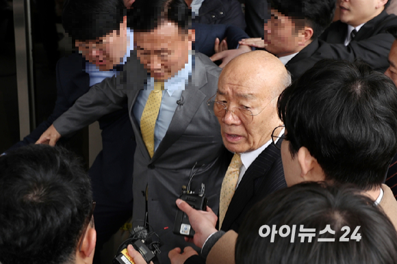 5&middot;18 광주민주화운동과 관련해 사자 명예훼손 혐의로 기소된 전두환 씨가 11일 오후 광주지방법원에서 열리는 재판에 피고인 신분으로 출석하고 있다. [사진=아이뉴스24 포토DB]