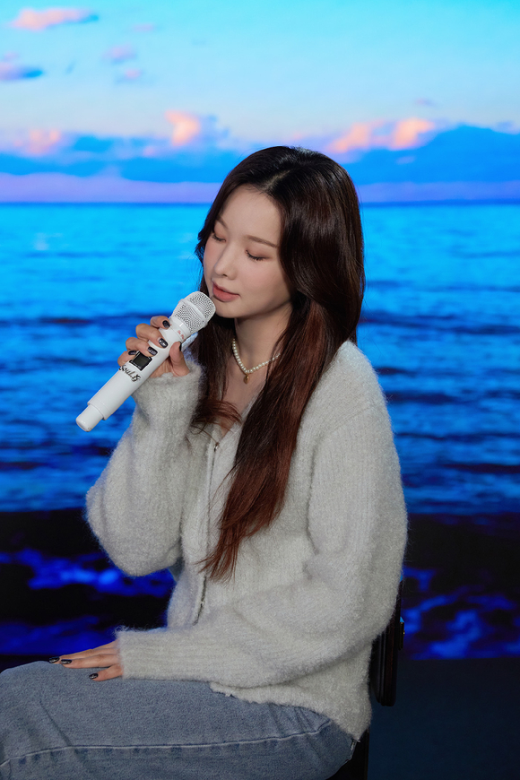 가수 솔지가 첫번째 미니앨범 '퍼스트 레터' 발매 기념 인터뷰에서 포즈를 취하고 있다. [사진=씨제스엔터테인먼트]