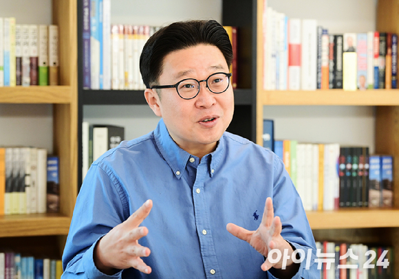 '한국 홍보 전문가' 서경덕 성신여자대학교 교수가 9일 서울 관악구에 위치한 개인 사무실에서 아이뉴스24와 인터뷰를 갖고 있다. [사진=정소희 기자]